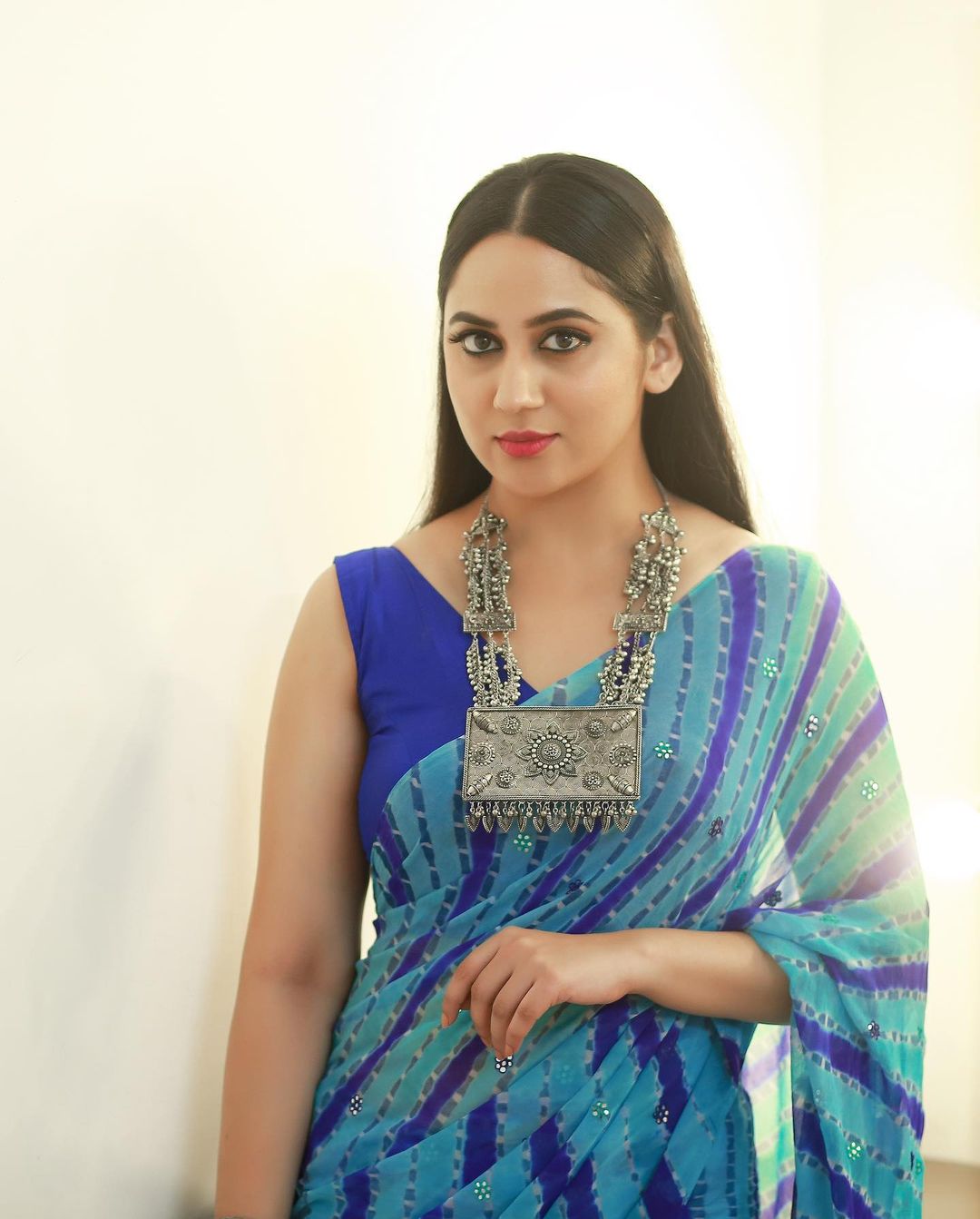 malayalam actress miya george in sleeveless blue saree